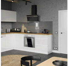 Küchenzeile mit Einbaubackofen, Dunstabzugshaube und Küchenutensilien