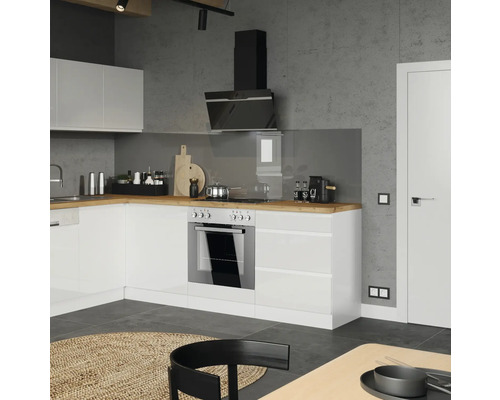Küchenzeile mit Einbaubackofen, Dunstabzugshaube und Küchenutensilien