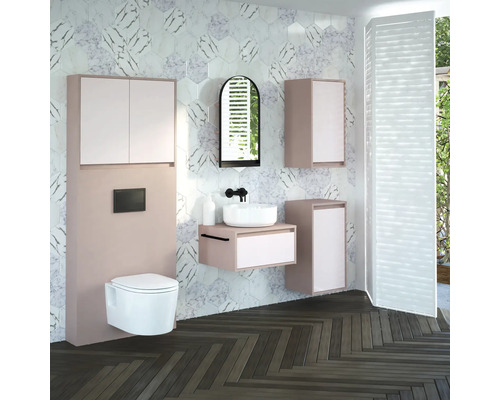 Badezimmer mit Toilette, Waschbecken, Spiegel und Schränken in einem hellen und geräumigen Design.