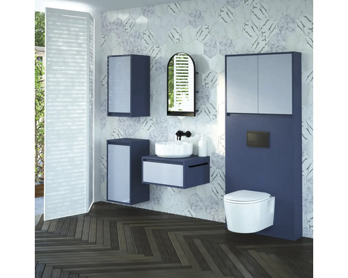 Modernes Badezimmer mit Waschtisch, Spiegelschrank und Toilette