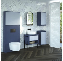 Modernes Badezimmer mit Toilette, Waschtisch, Spiegelschrank und Wandfliesen in Marmoroptik.