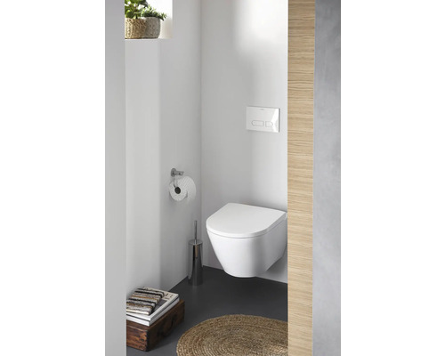 Modernes Badezimmer mit wandhängendem WC, Toilettenpapierhalter und WC-Bürste