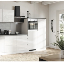 Moderne Küche mit Einbaubackofen, Dunstabzugshaube und Kochfeld.