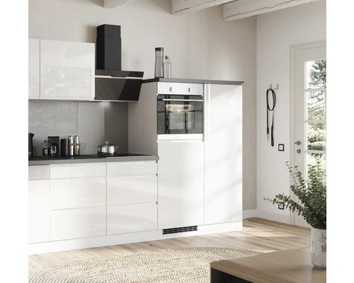 Moderne Küche mit Einbaubackofen, Dunstabzugshaube und Kochfeld.