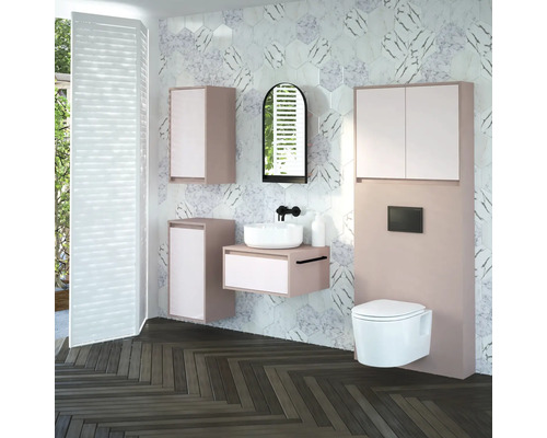 Modernes Badezimmer mit Waschtisch, Spiegelschrank, Toilette und Marmorfliesen
