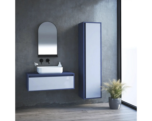 Modernes Badezimmer mit Waschtisch, Spiegel und Hochschrank