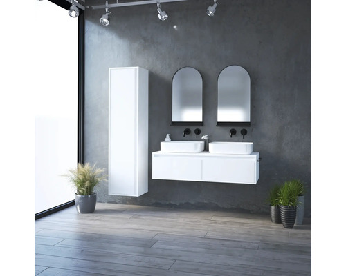 Badezimmer mit Waschbecken, Spiegeln, Waschtischunterschrank und Hochschrank