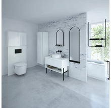 Helles Badezimmer mit Toilette, Waschtisch, Spiegel und Badewanne