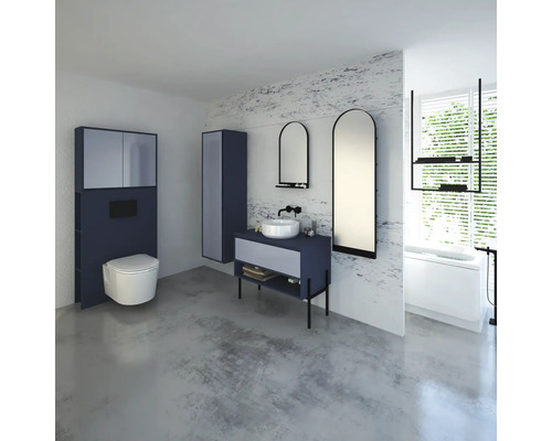 Modernes Badezimmer mit Toilette, Waschtisch, Spiegeln und Badewanne.