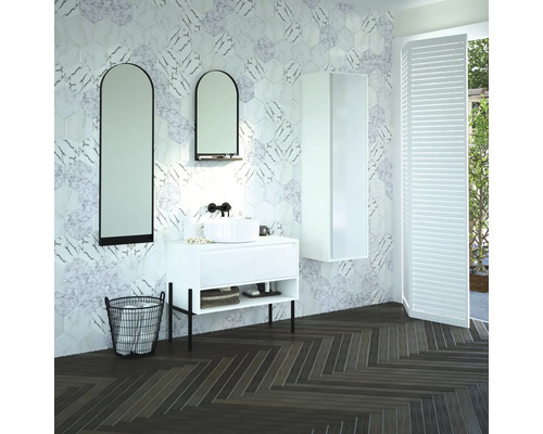 Helles Badezimmer mit weißem Waschtisch, Spiegeln und hexagonalen Wandfliesen.