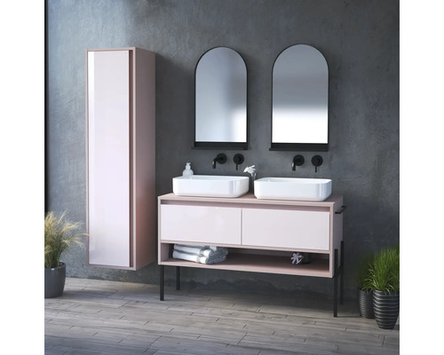 Modernes Badezimmer-Interieur mit Doppelwaschtisch, zwei Spiegeln und Hochschrank