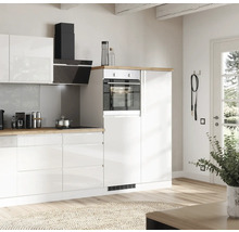 Helle Küche mit weißen Schränken, Dunstabzugshaube und Backofen