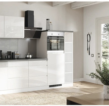 Moderne Küche mit Dunstabzugshaube und Backofen in einem hellen Raum.