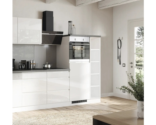 Moderne Küche mit Dunstabzugshaube und Backofen in einem hellen Raum.