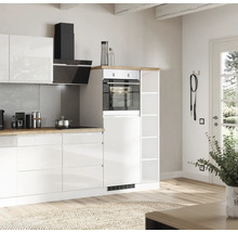 Helle Küche mit Küchenschränken, Dunstabzugshaube und Backofen