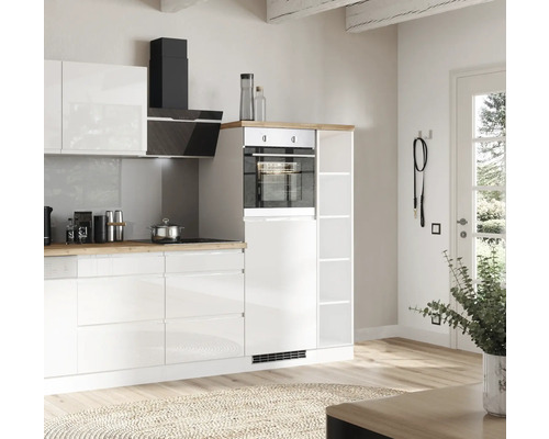 Helle Küche mit Küchenschränken, Dunstabzugshaube und Backofen