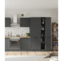 Moderne Küche mit grauen Schränken, Arbeitsplatte aus Holz und Küchengeräten.