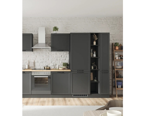 Moderne Küche mit grauen Schränken, Arbeitsplatte aus Holz und Küchengeräten.