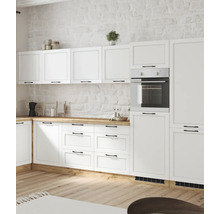 Helle Landhausküche mit weißen Schränken, Holz Arbeitsplatte und einem Backofen