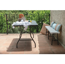 Terrasse mit Klapptisch, Klappbank und Dekoration für den Außenbereich