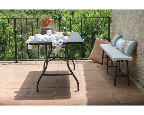 Terrasse mit Klapptisch, Klappbank und Dekoration für den Außenbereich