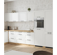 Helle Küche mit weißen Schränken, Holzplatte und eingebautem Ofen.