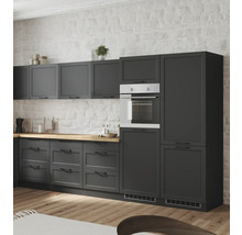 Graue Einbauküche mit Backofen und Hängeschränken vor einer Backsteinwand