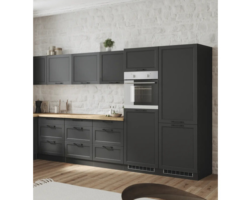 Graue Einbauküche mit Backofen und Hängeschränken vor einer Backsteinwand