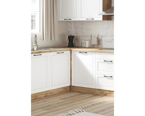 Küchenecke mit weißen Schränken und einer Arbeitsplatte in Holzoptik.