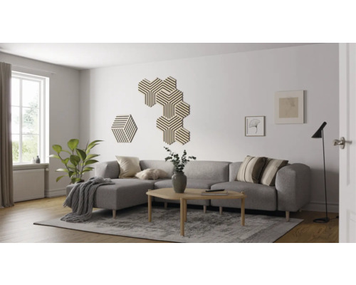 Wohnzimmer mit Sofa, Couchtisch und sechseckigen Wandpaneelen als Dekoration.