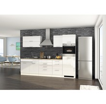 Moderne Küche mit weißen Schränken, Dunstabzugshaube und Edelstahlkühlschrank.