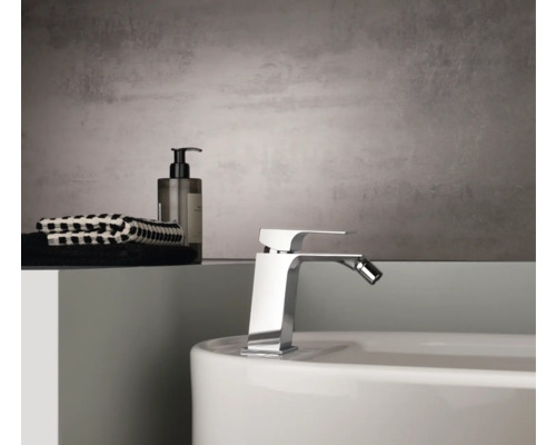 Bidetarmatur auf einem Waschbecken mit Handtüchern und Seife im Badezimmer