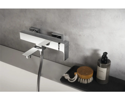 Moderne Duscharmatur mit Handbrause und Badaccessoires