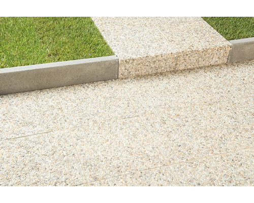 Gartengestaltung mit Terrassenplatten und Rasenkante aus Beton