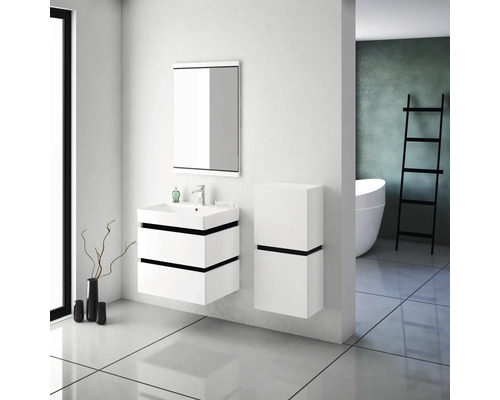 Badezimmer mit Waschbeckenunterschrank, Spiegelschrank und Hochschrank in Weiß und Schwarz