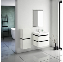 Helles Badezimmer mit Waschbeckenunterschrank, Spiegelschrank und Hochschrank in modernem Design.