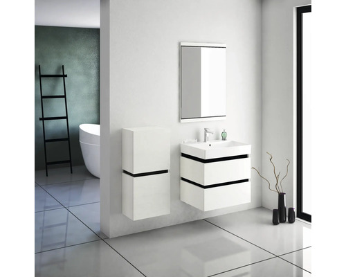 Helles Badezimmer mit Waschbeckenunterschrank, Spiegelschrank und Hochschrank in modernem Design.