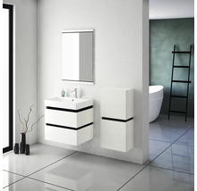 Modernes Badezimmer mit Waschtisch, Spiegel und Hochschrank