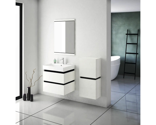 Modernes Badezimmer mit Waschtisch, Spiegel und Hochschrank