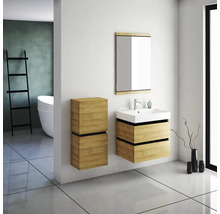 Badezimmer mit Waschtisch, Spiegelschrank und Hochschrank in Holzoptik