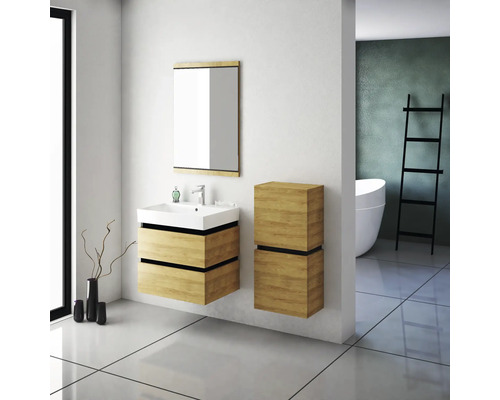 Modernes Badezimmer mit Waschtisch, Spiegelschrank und Hochschrank im Holzdesign.