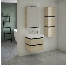 Badezimmer mit Waschtisch, Spiegelschrank und Hochschrank in heller Holzoptik