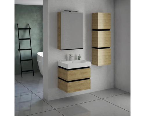 Badezimmer mit Waschtischunterschrank, Spiegelschrank, Hochschrank und Badewannenleiter