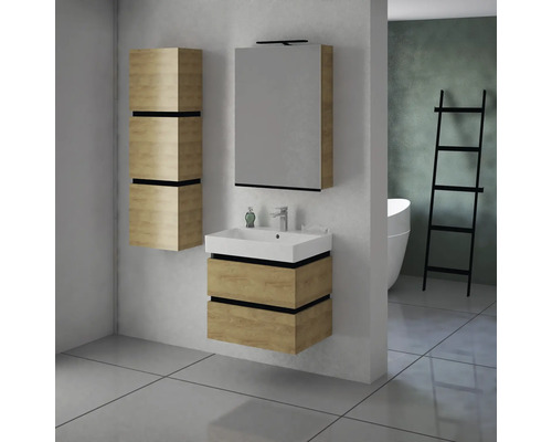 Badezimmer mit Waschtisch, Spiegelschrank und Hochschrank