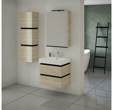 Badezimmer mit Waschtisch, Spiegelschrank und Hochschrank in Holzoptik sowie Leiterregal