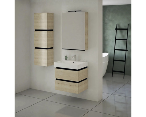 Badezimmer mit Waschtisch, Spiegelschrank und Hochschrank in Holzoptik sowie Leiterregal