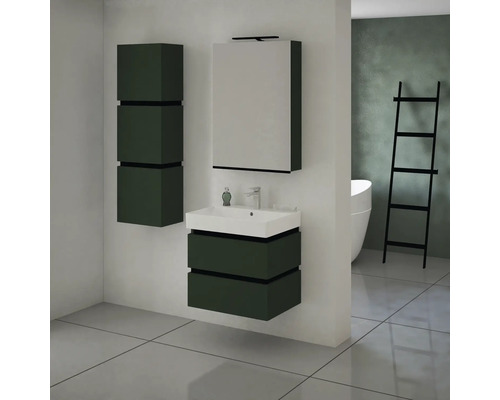 Badezimmer mit Waschbeckenunterschrank, Spiegelschrank und Hochschrank