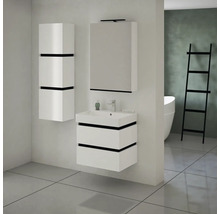 Badezimmer mit Waschbeckenunterschrank, Spiegelschrank und Hochschrank
