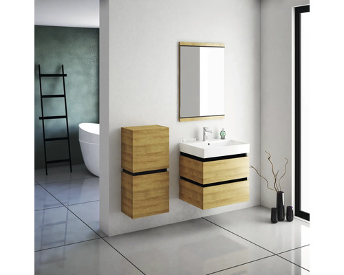 Modernes Badezimmer mit Waschtisch, Spiegel und Hochschrank in Holzoptik