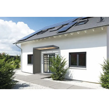 Hausfassade mit Solaranlage auf dem Dach